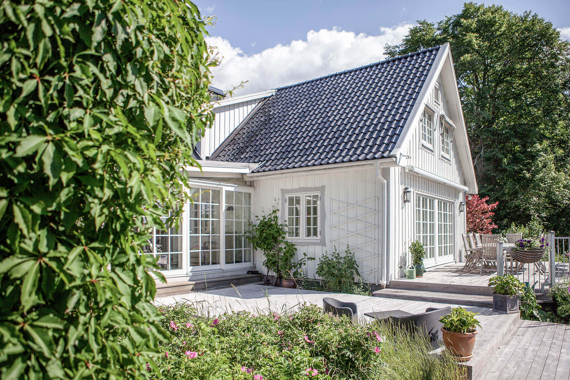 Windows from Ekstrands - durable classic wooden windows with astragals on old house