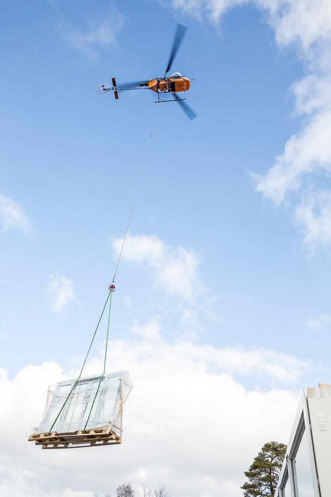 Leverans av fönster med helikopter