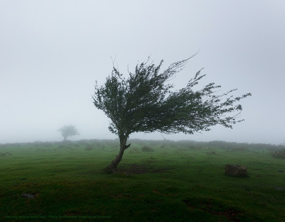 Säkerhet mot vindlast - Photo by Khamkéo Vilaysing on Unsplash