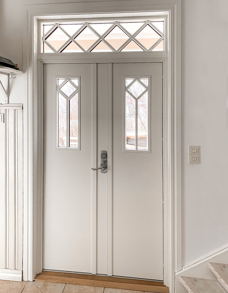 Double door with double hinge for symmetrical design