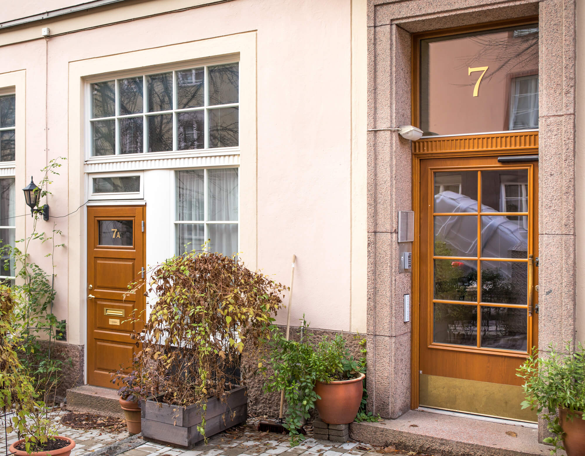 Entrance door from Ekstrands in solid oak with astragals and transom, customized entrance area
