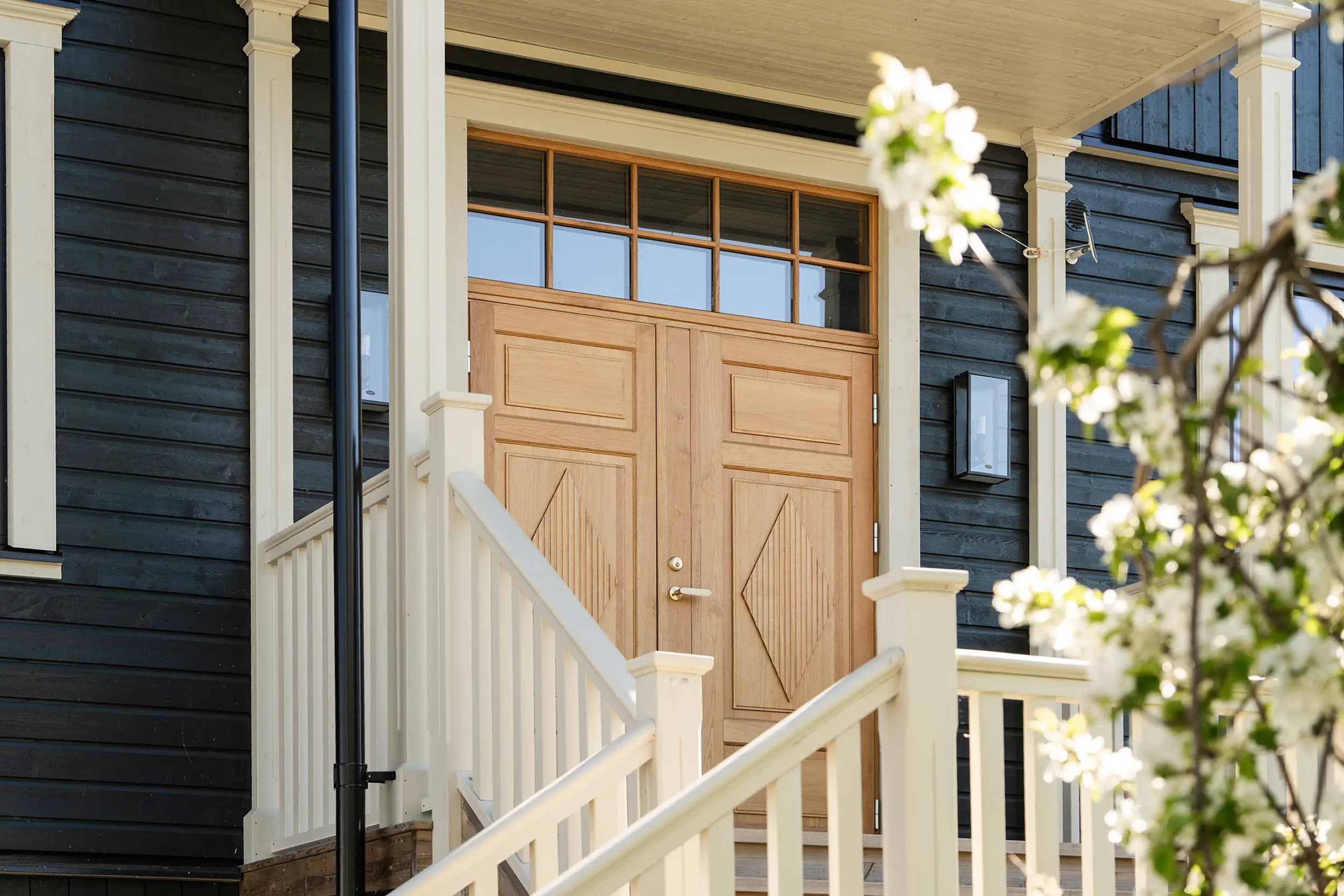 Ascot 330 special, optional: Material oak, double door with double hinge, transom light. Photo: Willa Nordic