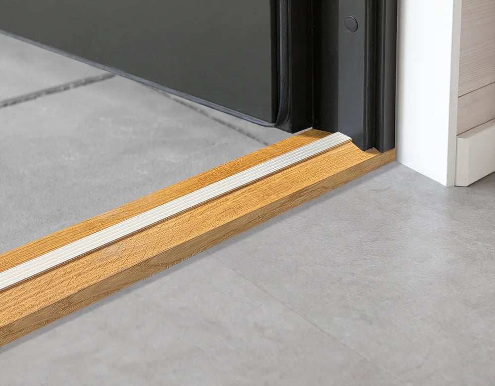 Oak threshold with aluminum wear rail
