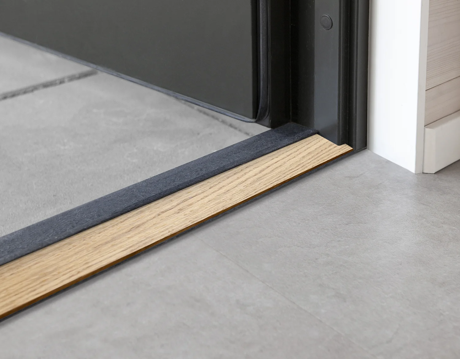 Maintenance-free threshold Durabel with oak trim